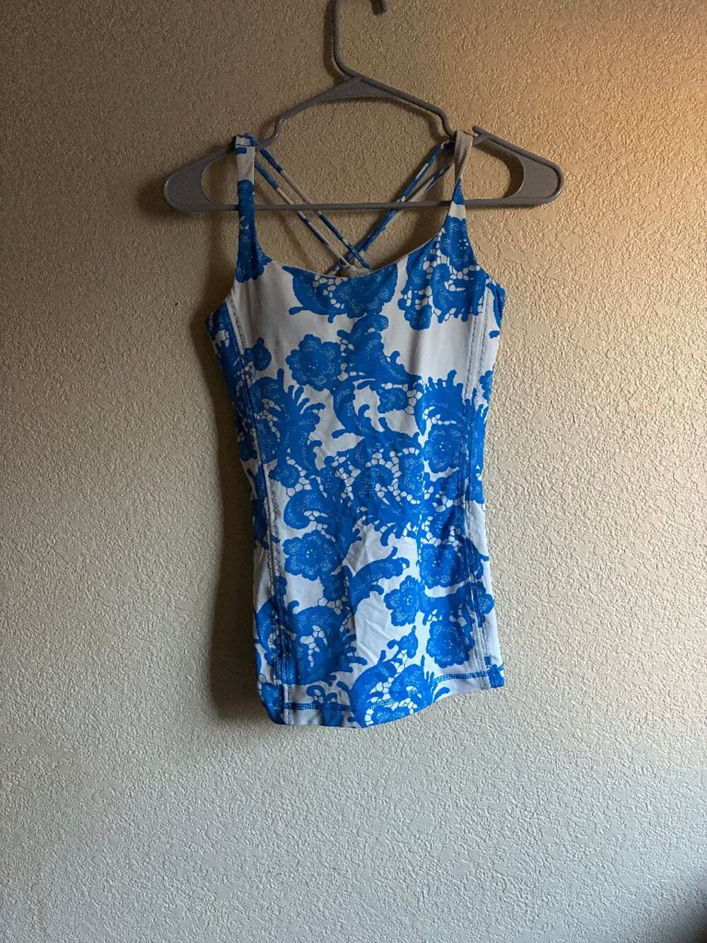 Lululemon Power Y Tank Top Size 6 Blue White Floral Lace Print